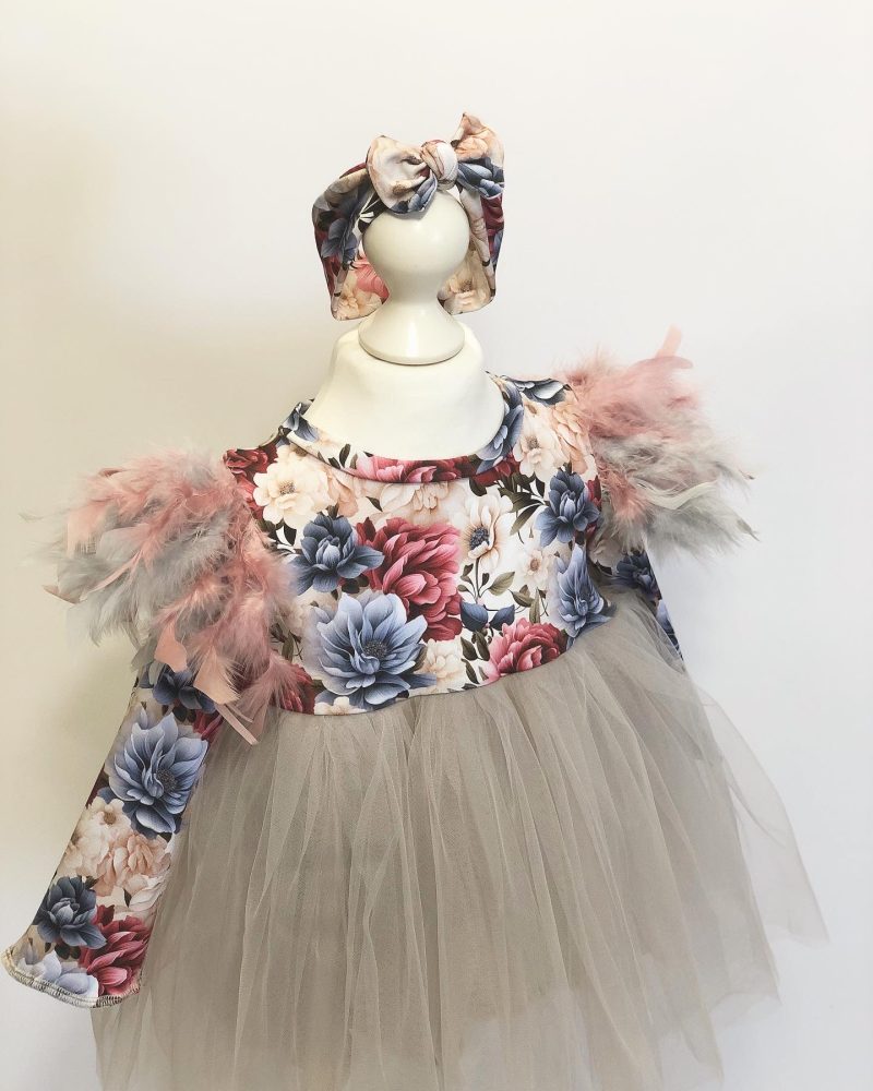 Vestido festivo para niña con estampado de flores y plumas