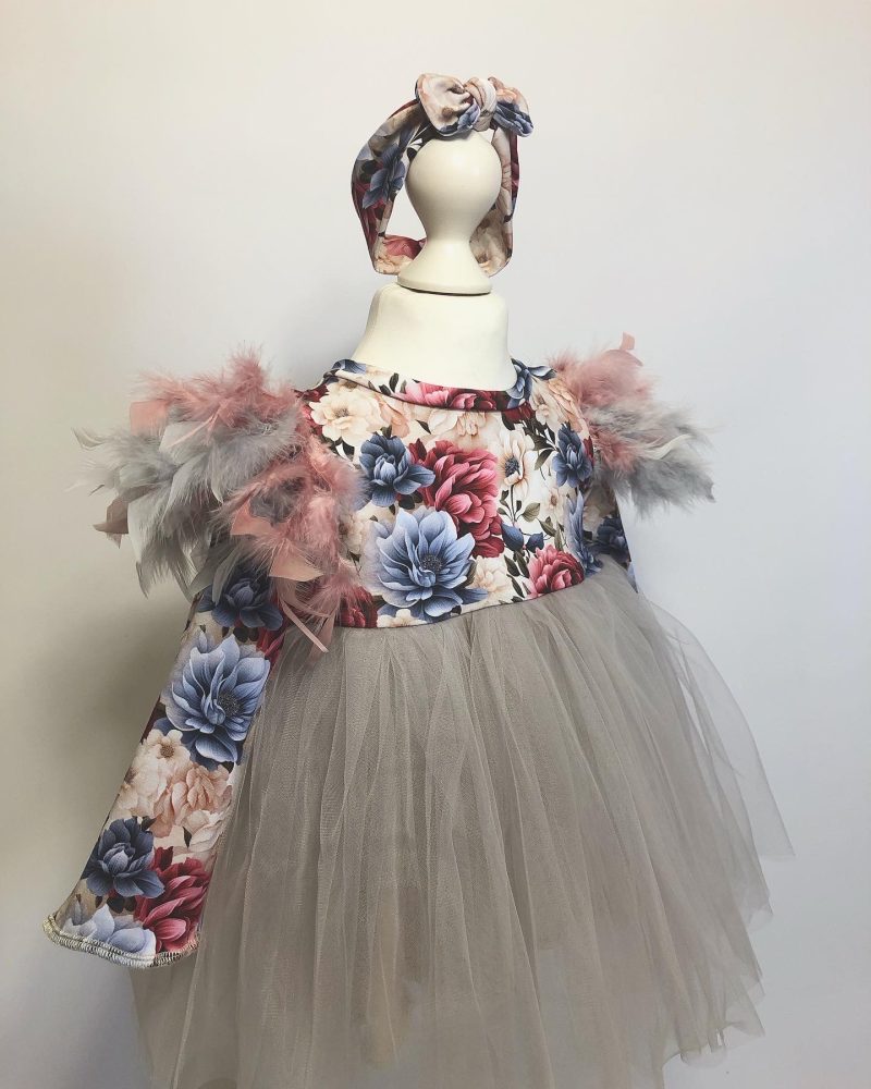 Vestido festivo para niña con estampado de flores y plumas