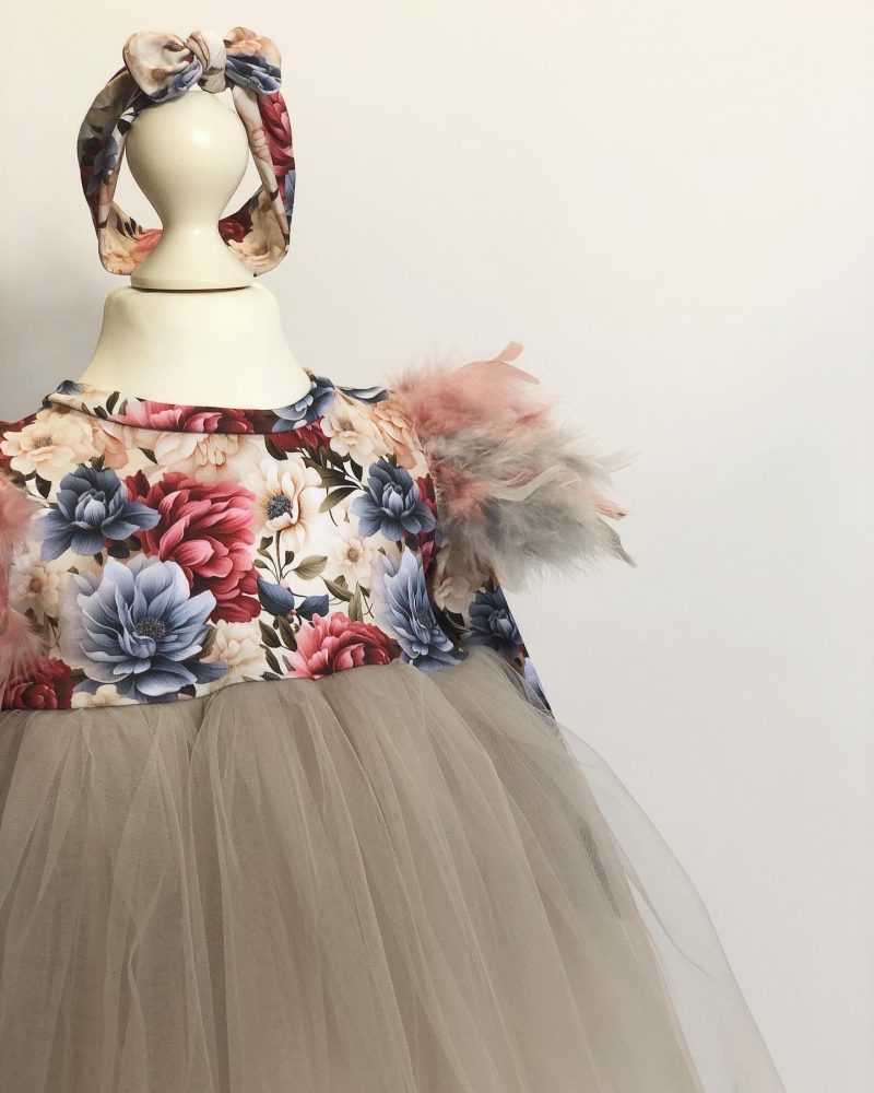 Vestido festivo para niña con estampado de flores y plumas